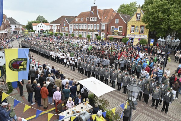 Tausende säumen die Straßen beim Sonntagsumzug